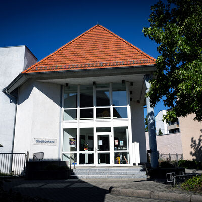 Blick auf den Eingang der Stadtb&uuml;cherei Gro&szlig;-Gerau.