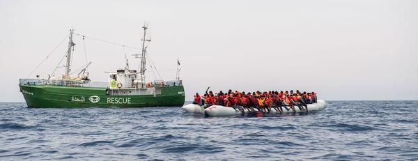 Bild einer Seenotrettung im Hintergrund Schiff Alan Kurdi