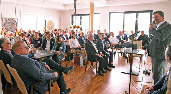 Zuh&ouml;rerinnen und Zuh&ouml;rer beim Unternehmerfr&uuml;hst&uuml;ck in der Grisu Eventgastronomie am 16. Mai 2024.