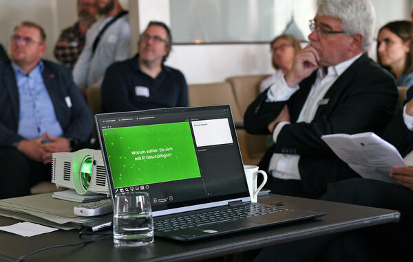 Blick auf einen Laptop beim Unternehmerfr&uuml;hst&uuml;ck in der Grisu Eventgastronomie am 16. Mai 2024.
