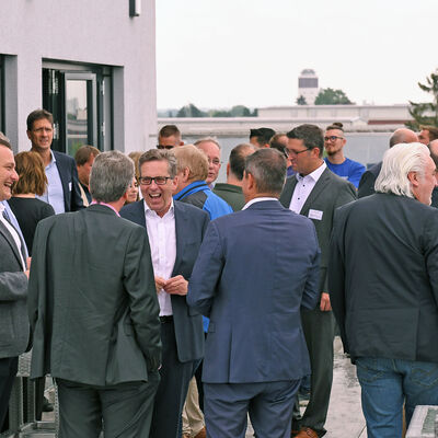Netzwerkaustausch auf der Terrasse beim Unternehmerfr&uuml;hst&uuml;ck in der Grisu Eventgastronomie.