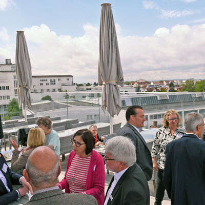 Netzwerkaustausch auf der Terrasse beim Unternehmerfr&uuml;hst&uuml;ck bei der Grisu Eventgastronomie.
