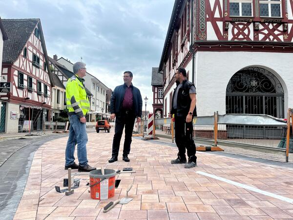 Die letzten Abstimmungen im Rahmen der Umbauphase in der Frankfurter Stra&szlig;e zwischen Thilo Gro&szlig;, Amtsleiter f&uuml;r Stra&szlig;e, Verkehr und Umwelt, B&uuml;rgermeister J&ouml;rg R&uuml;ddenklau sowie Herrn El-Founti von der Baufirma Hahn.