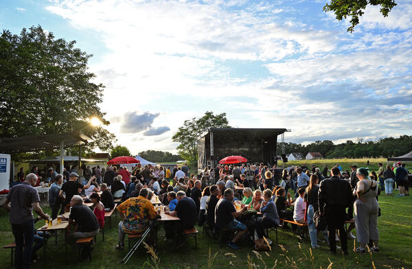Zuschauer auf dem Sch&uuml;tzengel&auml;nde Gro&szlig;-Gerau beim Kultursommer GG LOKAL vor der B&uuml;hne.