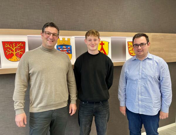 B&uuml;rgermeister J&ouml;rg R&uuml;ddenklau (link) gratuliert gemeinsam mit Ausbildungsleiter Felix Merker (rechts) Jonas Putzenlechner zur erfolgreich bestandenen Pr&uuml;fung zum Verwaltungsfachangestellten bei der Kreisstadt Gro&szlig;-Gerau.