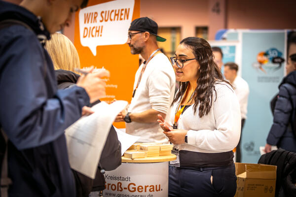 Besucher werden am Stand der Kreisstadt Gro&szlig;-Gerau zu den Ausbildungsm&ouml;glichkeiten beraten.