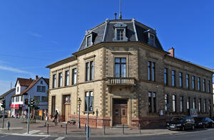 Au&szlig;enansicht der Alten Schule in Dornheim.