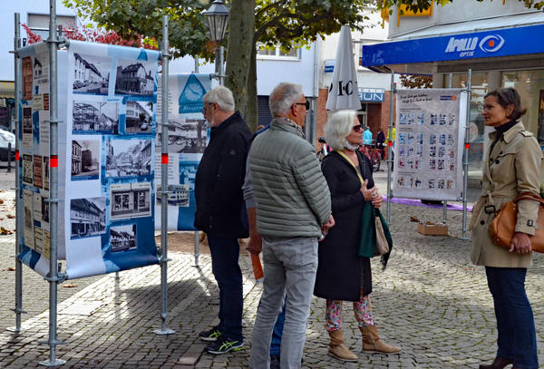 Besucher betrachten die Exponate der Ausstellung zum Thema Einkaufen in Groß-Gerau von 1920 bis heute.