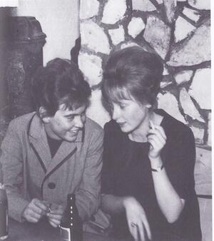 Gisela Heldmann und Gisela Schleifer rauchend in einer Ecke, w&auml;hrend eines Abends im Jazz-Club in Heldmanns Keller Am Marktplatz im Jahr 1962.