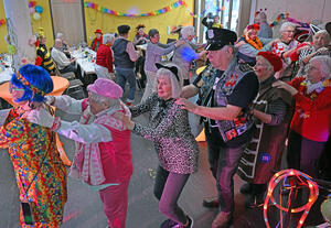 Polonaise mit verkleideteten Menschen bei der Fastnachtsdisco im Haus Raiss.