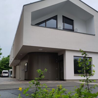 Au&szlig;enansicht des Seniorenhauses Raiss in der Frankfurter Stra&szlig;e.