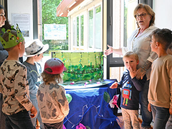 Rundgang durch die Ausstellung: Erzieherin Sabine Cavaleri (rechts) erl&auml;uterte bei der Vernissage in der Kindertagesst&auml;tte Auf Esch, die Kunstwerke, welche rund 40 Kinder im letzten halben Jahr unter ihrer Anleitung geschaffen haben