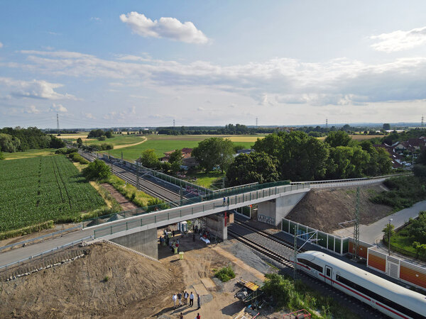 Luftbild der neuen M&uuml;hlwegbr&uuml;cke, die &uuml;ber die Gleise f&uuml;hrt. Sie hat eine Spannweite von 32 Metern, die Rampen auf beiden Seiten sind je 120 Meter lang. Die lichte H&ouml;he unter der Br&uuml;cke betr&auml;gt bis zu 6,20 Meter.