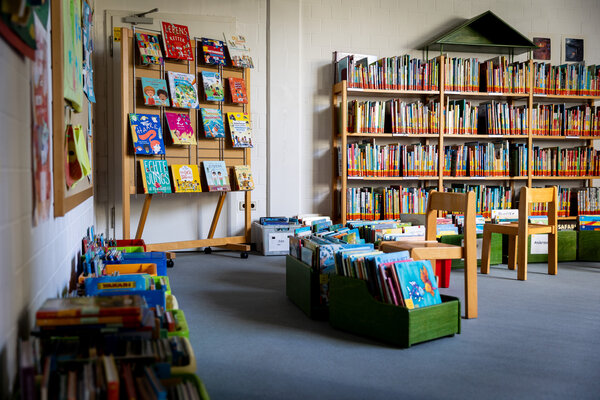 Kinder-B&uuml;chereiecke in der Stadtb&uuml;cherei Gro&szlig;-Gerau mit vollen B&uuml;cherregalen und B&uuml;cherkisten.