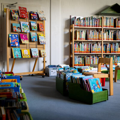 Kinder-B&uuml;chereiecke in der Stadtb&uuml;cherei Gro&szlig;-Gerau mit vollen B&uuml;cherregalen und B&uuml;cherkisten.