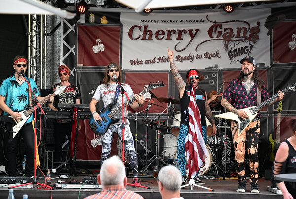 Die f&uuml;nfk&ouml;pfige Rockband "Cherry Gang" beim Kultursommer GG LOKAL auf der B&uuml;hne im Biergarten in Gro&szlig;-Gerau.