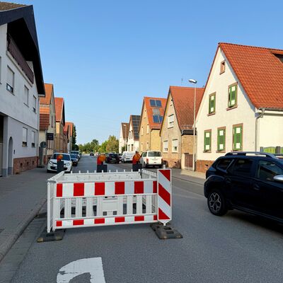Barken auf der Stra&szlig;e, die einen Bereich bei der Ortsdurchfahrt in Wallerst&auml;dten abtrennen.