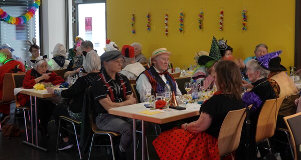 Fastnachtsdisco 2026 Haus Raiss am Tisch