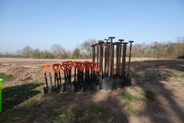 Hei&szlig;feldwald Pflanzaktion Spaten