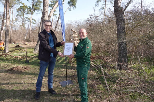 Hei&szlig;feldwald Pflanzaktion Jost und Graf