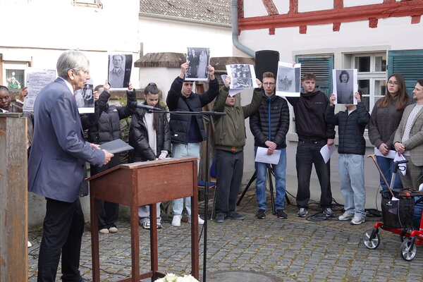 Stolpersteine Wallerst&auml;dten 14. April 2026 Sch&uuml;ler zeigen Bilder