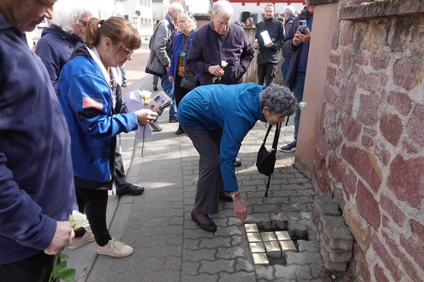 Stolpersteine Wallerst&auml;dten 14. April 2026 Blumenniederlegung