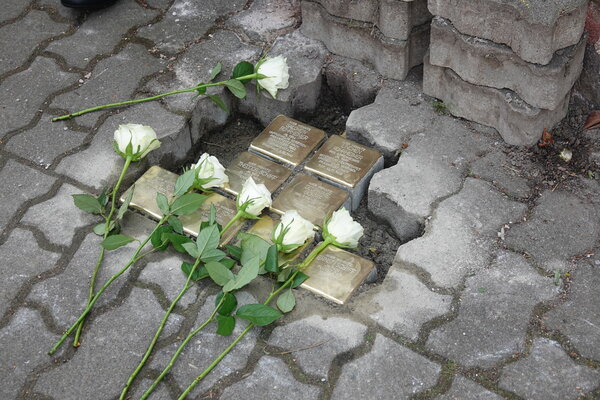 Stolpersteine Wallerst&auml;dten 14. April 2026 Rosen