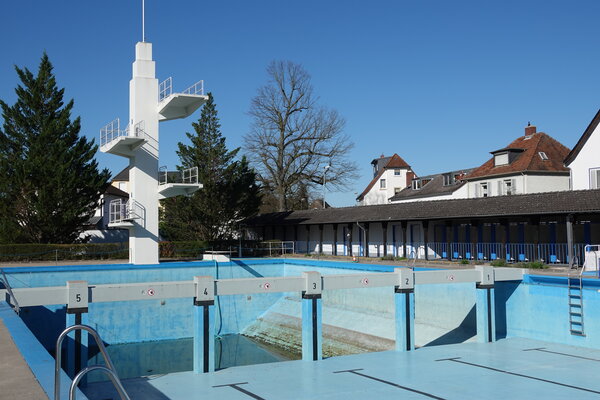 Freibad vor Saison 2026 Sprungturm
