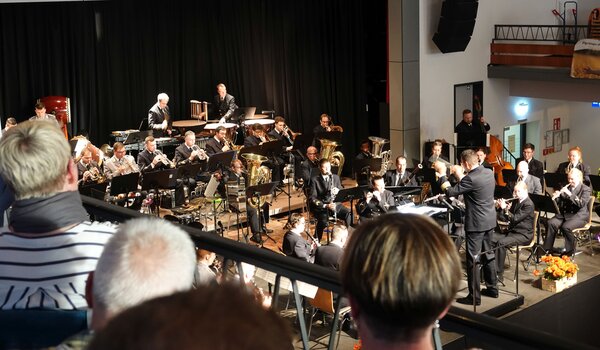 Marinemusikkorps mit Dirigent