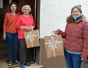 Im Bild von links:Heidi Frontes, ihre Mutter Gretel Strobl und Sozialarbeiterin Lisa Salm