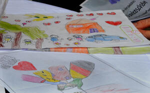 Von Kindern aus der Gemeinschaftsunterkunft gemalte Dankeschön-Bilder.