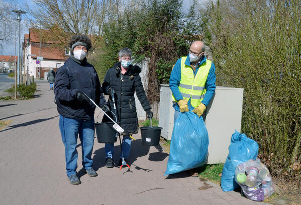 Müll-Sammelaktion am Groß-Gerauer Umwelttag im März 2021. Im Bild von links Bürgermeister Erhard Walther, Hermine Schöfer und Elke Gehron mit gefüllten Müllsäcken.