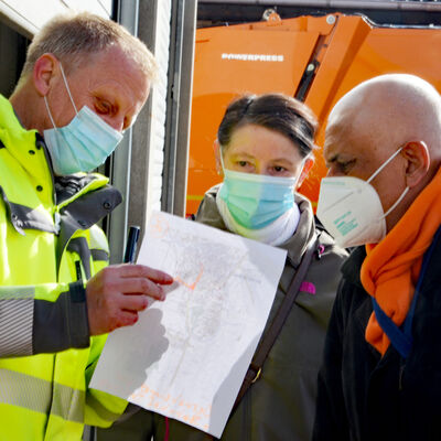 Bauhofleiter Hendrik Pehnelt (links) zeigt Helfern ihr Einsatzgebiet auf dem Stadtplan.