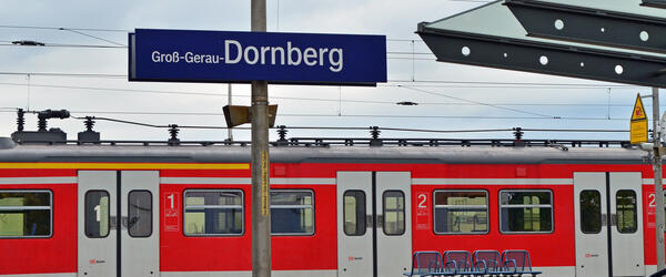 Ein haltender Regionalzug im Bahnhof Groß-Gerau / Dornberg.