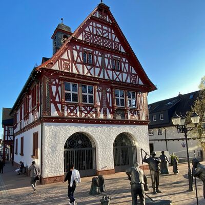 Historisches Rathaus der Kreisstadt Groß-Gerau mit Einblick in Frankfurter Straße und Mainzer Straße.