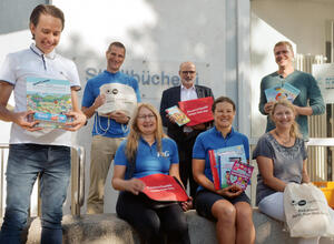 Im Bild von links: Wirtschaftsf&ouml;rderer Sebastian Hauf, der zuk&uuml;nftige P&G-Werksleiter Laszlo Barhacs, Werks-leiterin Elke Feierabend, B&uuml;rgermeister Erhard Walther, Clare Tilsley, B&uuml;chereileiterin Pa-mela Baer und Paul Wald, Organisator der diesj&auml;hrigen P&G-Radchallenge.