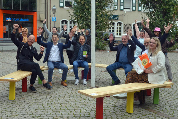 Eine von Studentinnen der Hochschule Darmstadt individuell gestaltete Sitzbank ist auf dem Sandb&ouml;hlplatz eingeweiht worden. Das Projekt steht im Zusammenhang mit der "Heimat shoppen"-Aktion der Industrie- und Handelskammer Darmstadt (IHK).