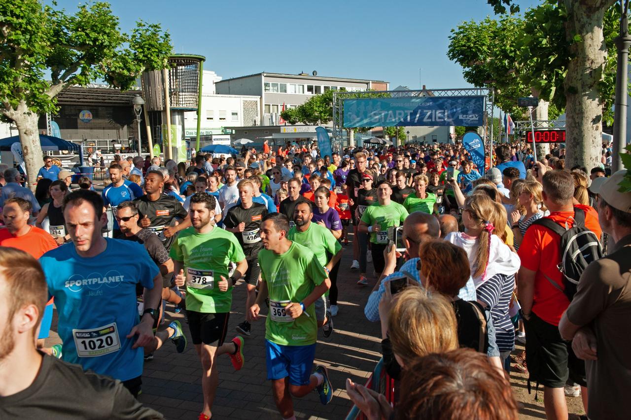 Offizieller Start zum Stadtlauf Gro&szlig;-Gerau l&auml;uft mit einer Vielzahl an L&auml;ufern.