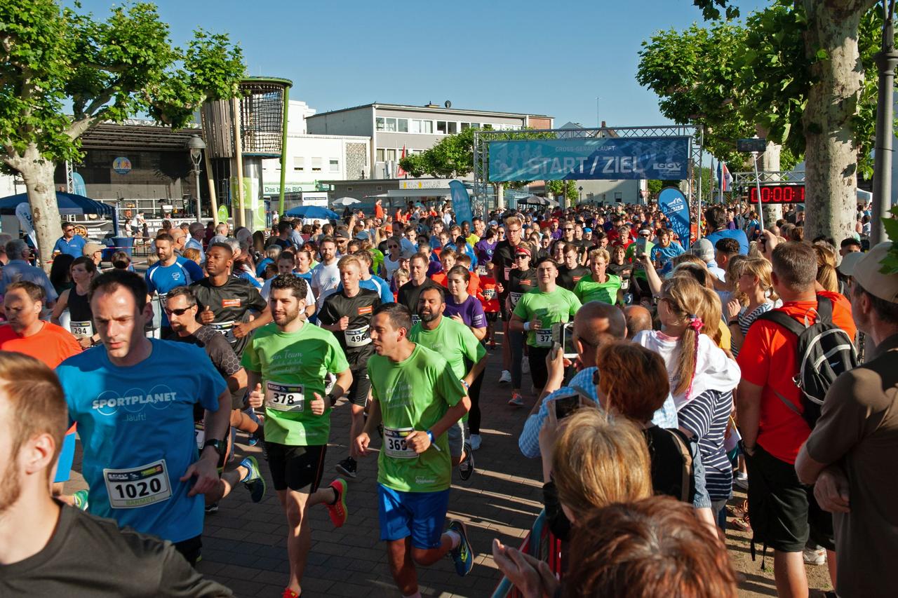 Offizieller Start zum Stadtlauf Groß-Gerau läuft mit einer Vielzahl an Läufern.