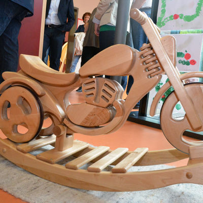 Schaukelmotorrad aus Holz.